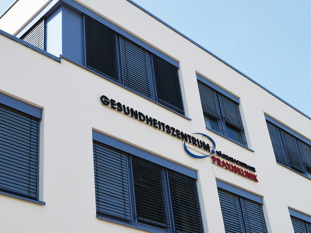Internistische Schwerpunkt Praxen Erlangen, Grafische Konzeption, Logo Entwicklung, Gestaltung, Produktion und Montage vor Ort