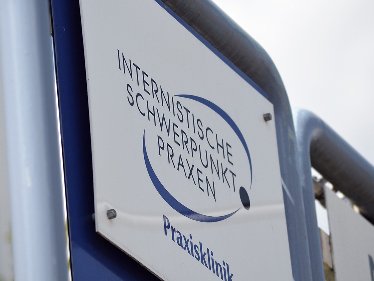 Internistische Schwerpunkt Praxen Erlangen, Grafische Konzeption, Logo Entwicklung, Gestaltung, Produktion und Montage vor Ort
