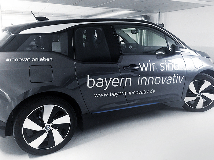 Bayern Innovativ GmbH, BMW mit Kfz-Beklebung
