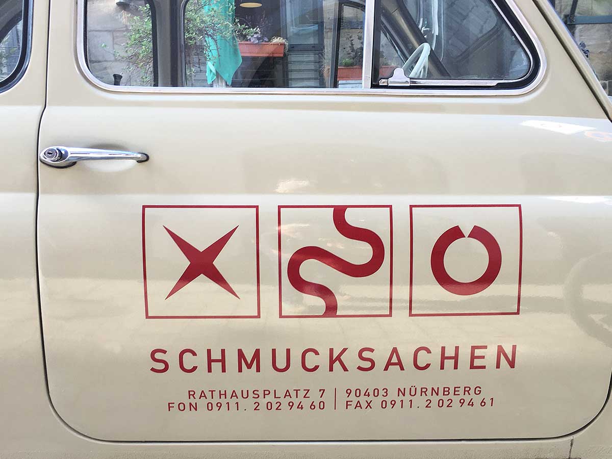Foto der Beifahrertür des Fiat 500 mit Branding, Logo und Adresse als Fahrzeugbeklebung
